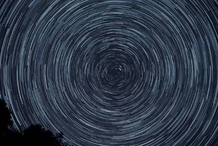 How to Photograph Star Trails in 6 Simple Steps